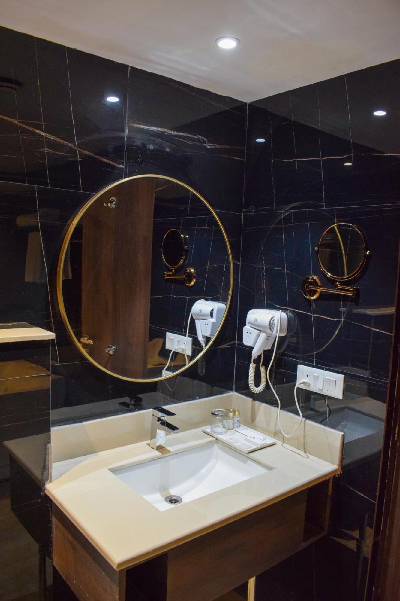 Tulip Inn Shravasti Bahraich ภายนอก รูปภาพ